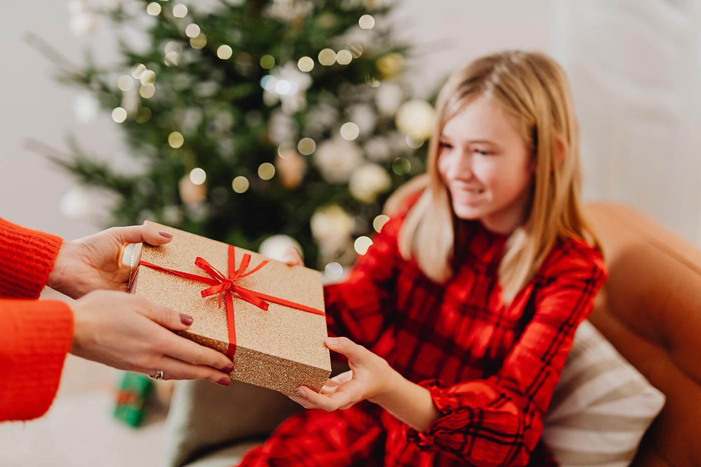 une petite fille qui reçoit des cadeaux