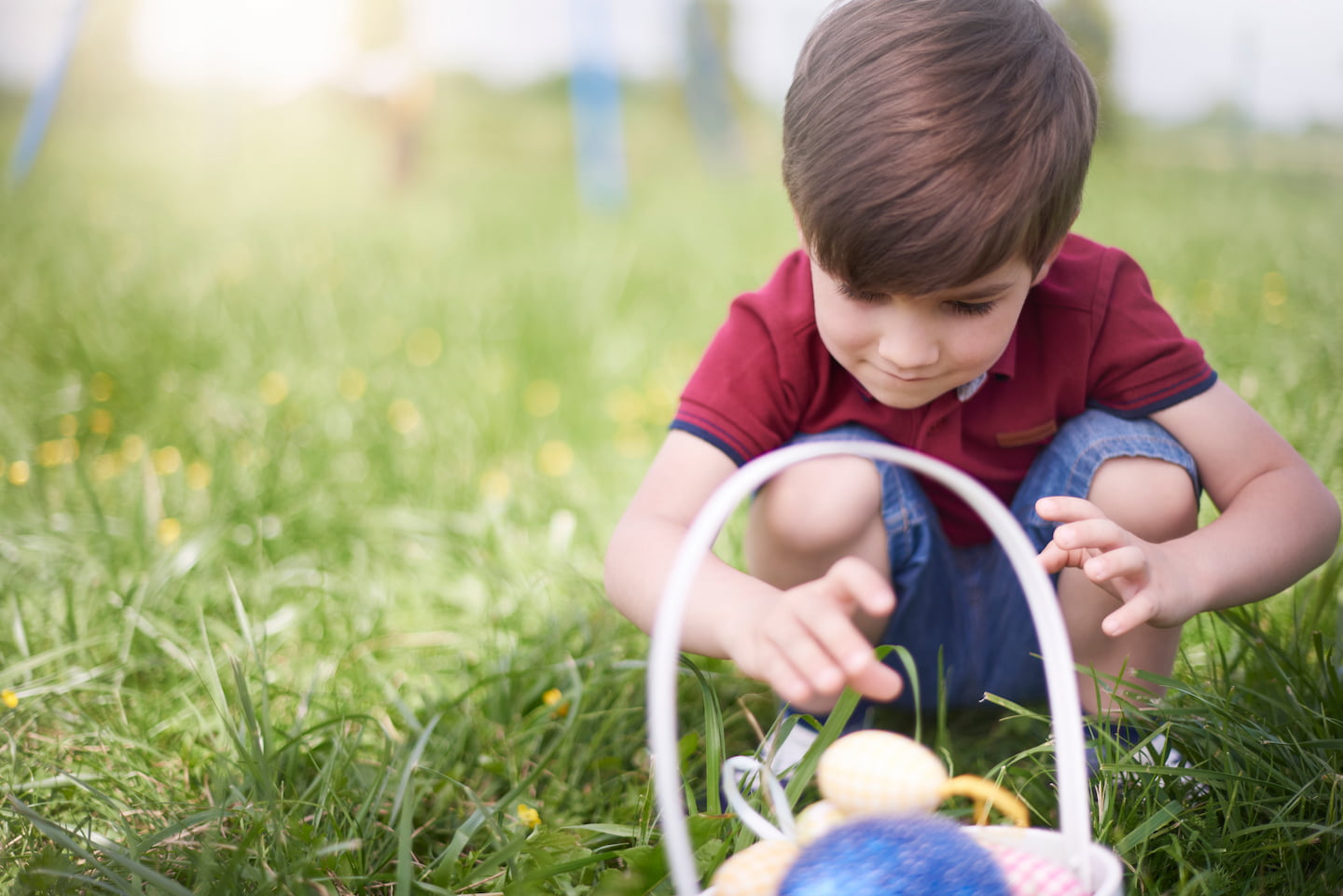 un enfant qui cherche des oeufs de pacques