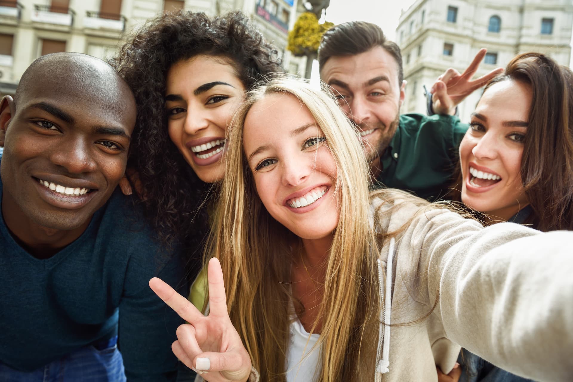 groupe-multirracial-jeunes-prenant-selfie