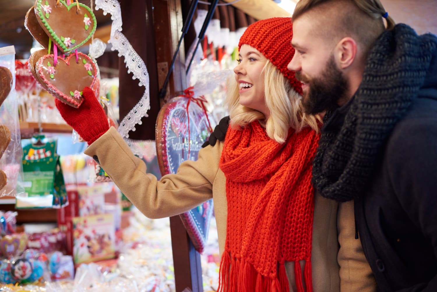 Couple regardant des coeurs en pain d'épices